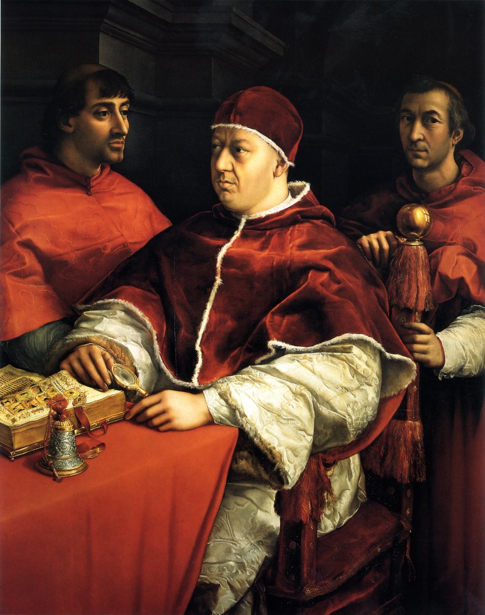 Papież Leon X Jeden z bardziej znanych portretów autorstwa Rafaela namalowany w latach 1518-1519 r. Papież siedzi otoczony kardynałami, a jednocześnie krewnymi: Giulio de Medici i Luigi de Rossi. Obraz przechowywany jest w galerii Uffizi we Florencji, założonej przez ród Medyceuszy (Medici). Leon X zasłynął jako mecenas artystyczny. Zatrudniał Michała Anioła, Rafaela Santi czy Donato Bramantego m.in. przy wznowionych pracach nad wznoszeniem nowej bazyliki św. Piotra w Rzymie. Za czasów Leona X doszło do wystąpienia Lutra i nastąpił rozłam w zachodnioeuropejskim Kościele. Źródło: Raphael, Papież Leon X, 1518-19, Malunek tablicowy, Uffizi Gallery, domena publiczna.