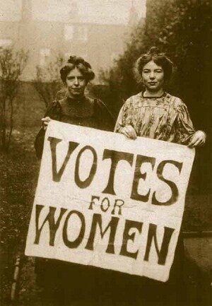 Annie Kenney i Christabel Pankhurst Brytyjskie sufrażystki i ich hasło: Prawo głosu dla kobiet Źródło: Annie Kenney i Christabel Pankhurst, 1908, domena publiczna.