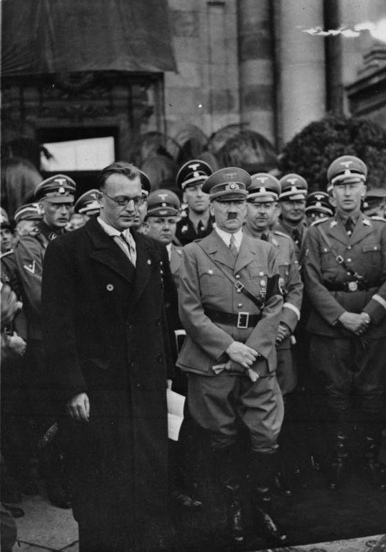 Arthur Seyss-Inquart i Adolf Hitler Arthur Seyss-Inquart i Adolf Hitler Źródło: Bundesarchiv Bild 119-5243, licencja: CC BY-SA 3.0.