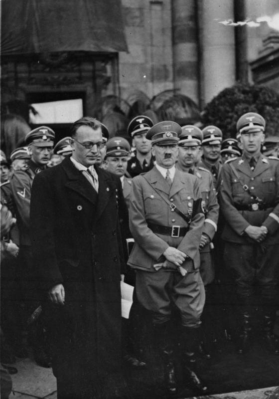 Arthur Seyss-Inquart i Adolf Hitler Arthur Seyss-Inquart i Adolf Hitler Źródło: Bundesarchiv Bild 119-5243, licencja: CC BY-SA 3.0.