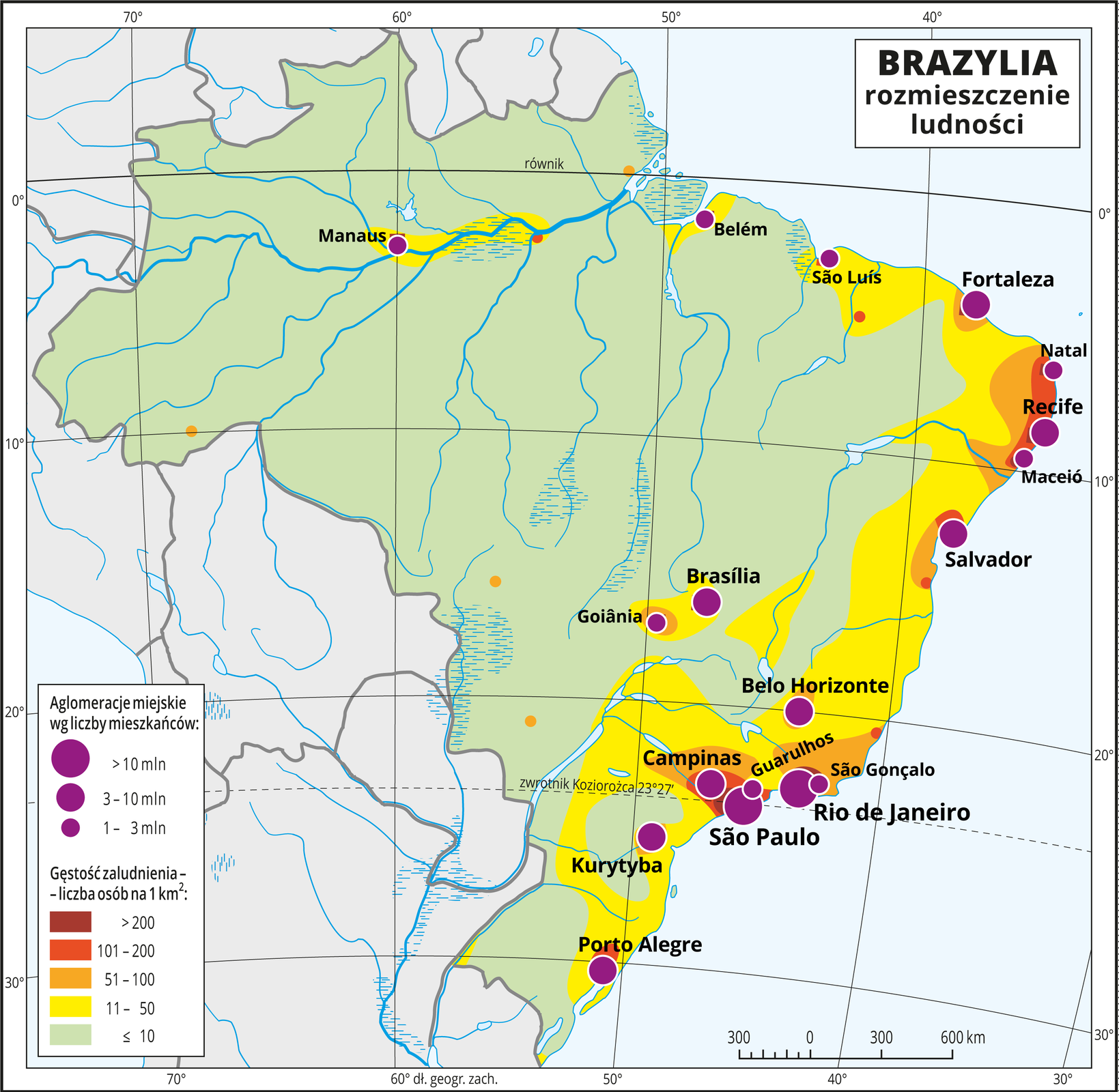 Ilustracja przedstawia mapę rozmieszczenia ludności w Brazylii. Kolorami od zielonego (w przewadze) przez żółty i pomarańczowy do czerwonego i brunatnego przedstawiono gęstość zaludnienia. Na wschodnich wybrzeżach przeważa kolor żółty (jedenaście do pięćdziesięciu osób na jeden kilometr kwadratowy). Wokół miast, które też przeważnie skupione są w tym rejonie – kolor pomarańczowy do brunatnego oznaczający dużą gęstość zaludnienia powyżej pięćdziesięciu osób na kilometr kwadratowy. Na mapie różnej wielkości sygnatury (koła) obrazujące aglomeracje miejskie wg liczby mieszkańców: São Paulo, Rio de Janeiro – powyżej dziesięciu milionów mieszkańców, Recife, Salvador, Kurytyba, Porto Alegre – od trzech do dziesięciu milionów mieszkańców. Kilkanaście mniejszych sygnatur oznaczających miasta o liczbie mieszkańców od jednego do trzech milionów mieszkańców. Dookoła mapy w białej ramce opisano współrzędne geograficzne co dziesięć stopni. W legendzie umieszczono i opisano kolory użyte na mapie.