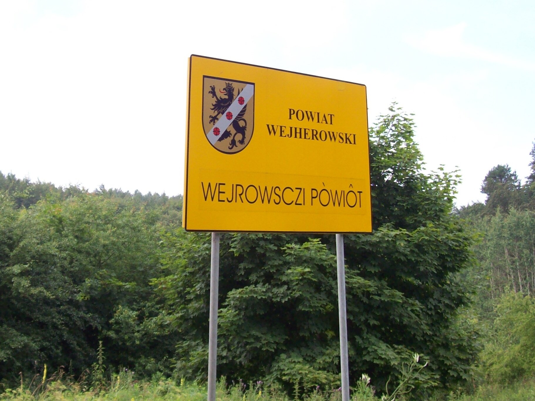 Tablica informacyjna w językach polskim i kaszubskim Tablica informacyjna w językach polskim i kaszubskim Źródło: domena publiczna.