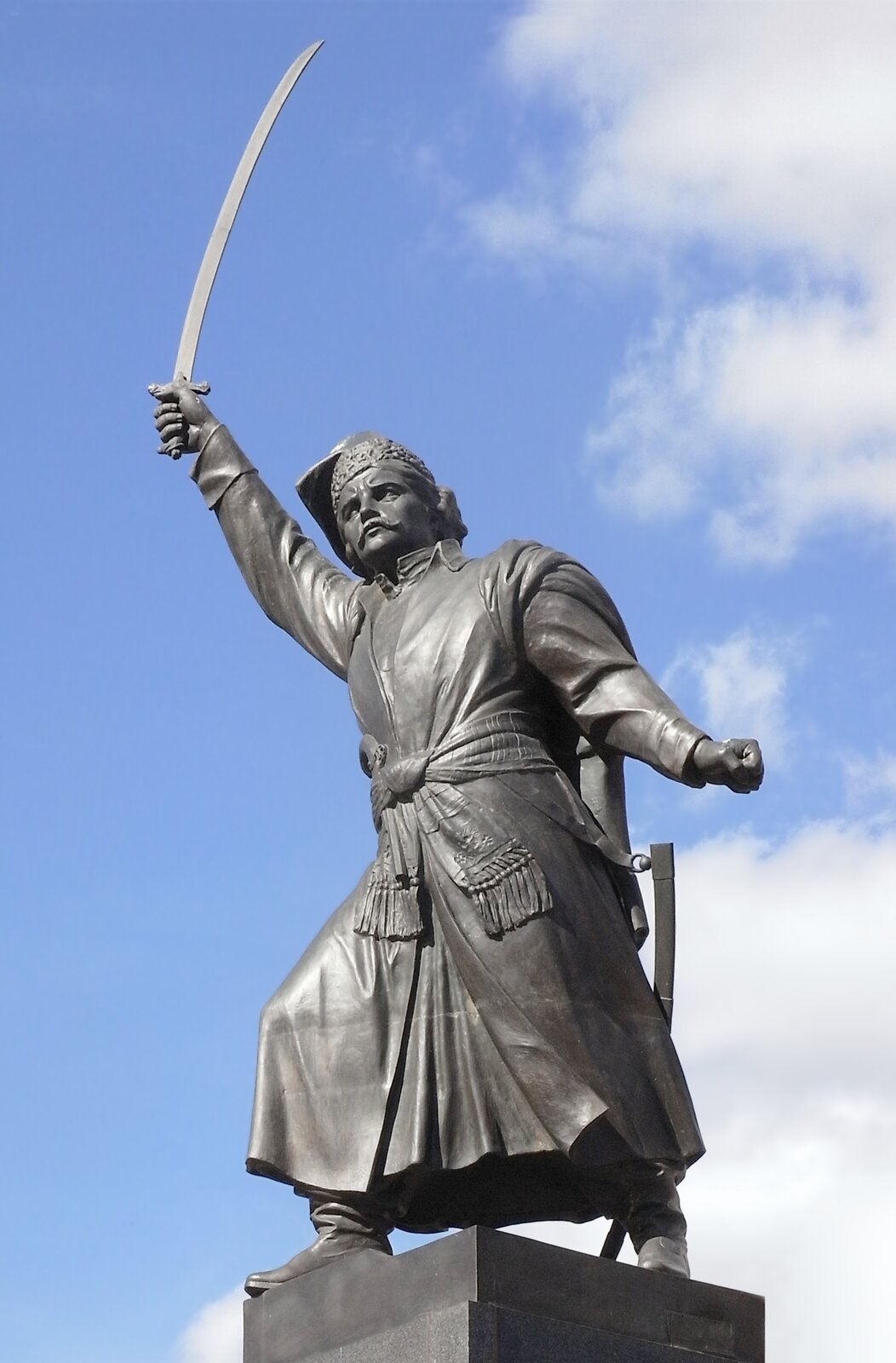 Pomnik Jana Kilińskiego powstał w 1936 r. Jako jeden z nielicznych monumentów warszawskich nie został zniszczony podczas II wojny światowej. Obecnie stoi w pobliżu miejsca gdzie w XVIII w. znajdowała się ambasada Rosji. Pomnik Jana Kilińskiego powstał w 1936 r. Jako jeden z nielicznych monumentów warszawskich nie został zniszczony podczas II wojny światowej. Obecnie stoi w pobliżu miejsca gdzie w XVIII w. znajdowała się ambasada Rosji. Źródło: Aisano, Wikimedia Commons, licencja: CC BY-SA 4.0.