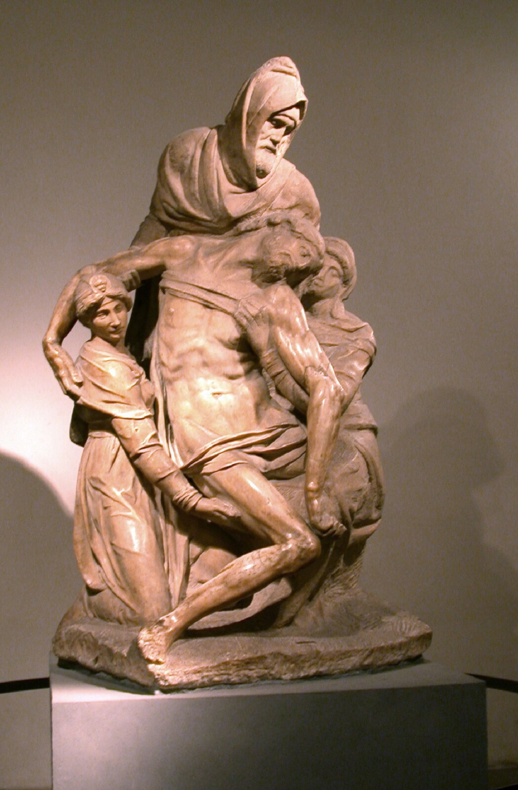 Ilustracja o kształcie pionowego prostokąta przedstawia dzieło Michała Anioła „Pietà florencka”. Ukazuje cztery postacie: martwego Jezusa Chrystusa zdjętego z Krzyża, trzymającego jego ciało Nikodema w kapturze oraz dwie kobiety trzymające ciało Zbawiciela po bokach. Ciało Chrystusa jest bezwładne, konwulsyjnie poskręcane. Prawa ręka opada z przodu, lewa oparta jest na głowie kobiety z lewej strony. Głowa natomiast opada w prawo. Rzeźba ustawiona jest na kwadratowym postumencie na tle jasnej ściany.