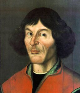 Ilustracja to portret astronoma Mikołaja Kopernika. Popiersie i twarz zwrócone w kierunku obserwatora. Mężczyzna w wieku około 40 lat. Twarz blada, pociągła, z wyraźnie dużym nosem, szczupła, z mocno wystającymi kośćmi policzkowymi. Czoło wysokie. Włosy długie, na końcach kręcone. Krótka grzywka zakrywa czoło. Loki włosów zakrywają uszy. Na czubku głowy proste włosy przylegają do niej. Loki nad uszami powodują, że włosy są gęste i nie przylegają płasko do uszu. Ubiór wierzchni to czerwona kamizelka bez rękawów. Pod spodem widoczny czarny strój z długimi rękawami.