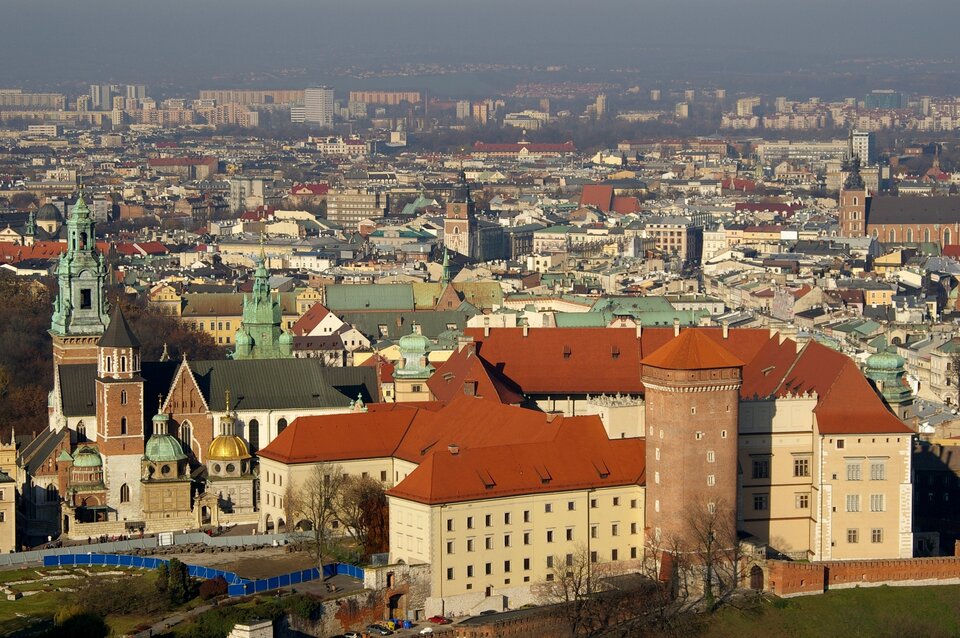 Na zdjęciu lotniczym zwarta zabudowa miejska, na pierwszym planie rozległy zamek z wieloma wieżami i kopułami. W tle bloki mieszkalne.