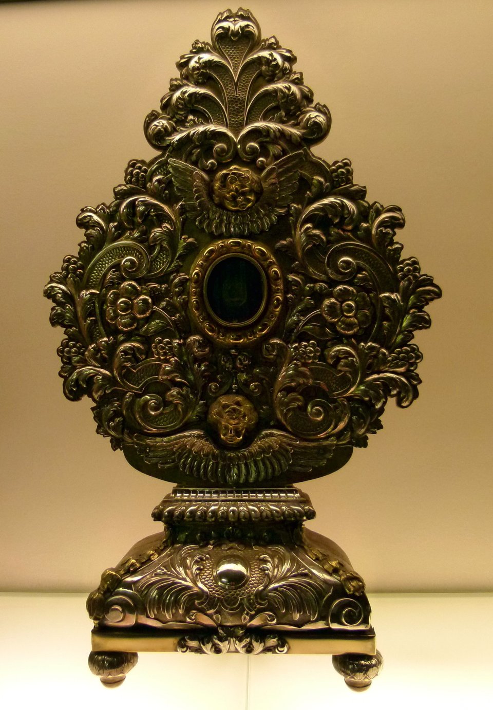 Monstrancja barokowa – niderlandzka z XVIII w. Skarbiec bazyliki w Masstricht w Niderlandach, XVIII w. Źródło: Kleon3, Monstrancja barokowa – niderlandzka z XVIII w., 2012, fotografia, licencja: CC BY-SA 3.0.