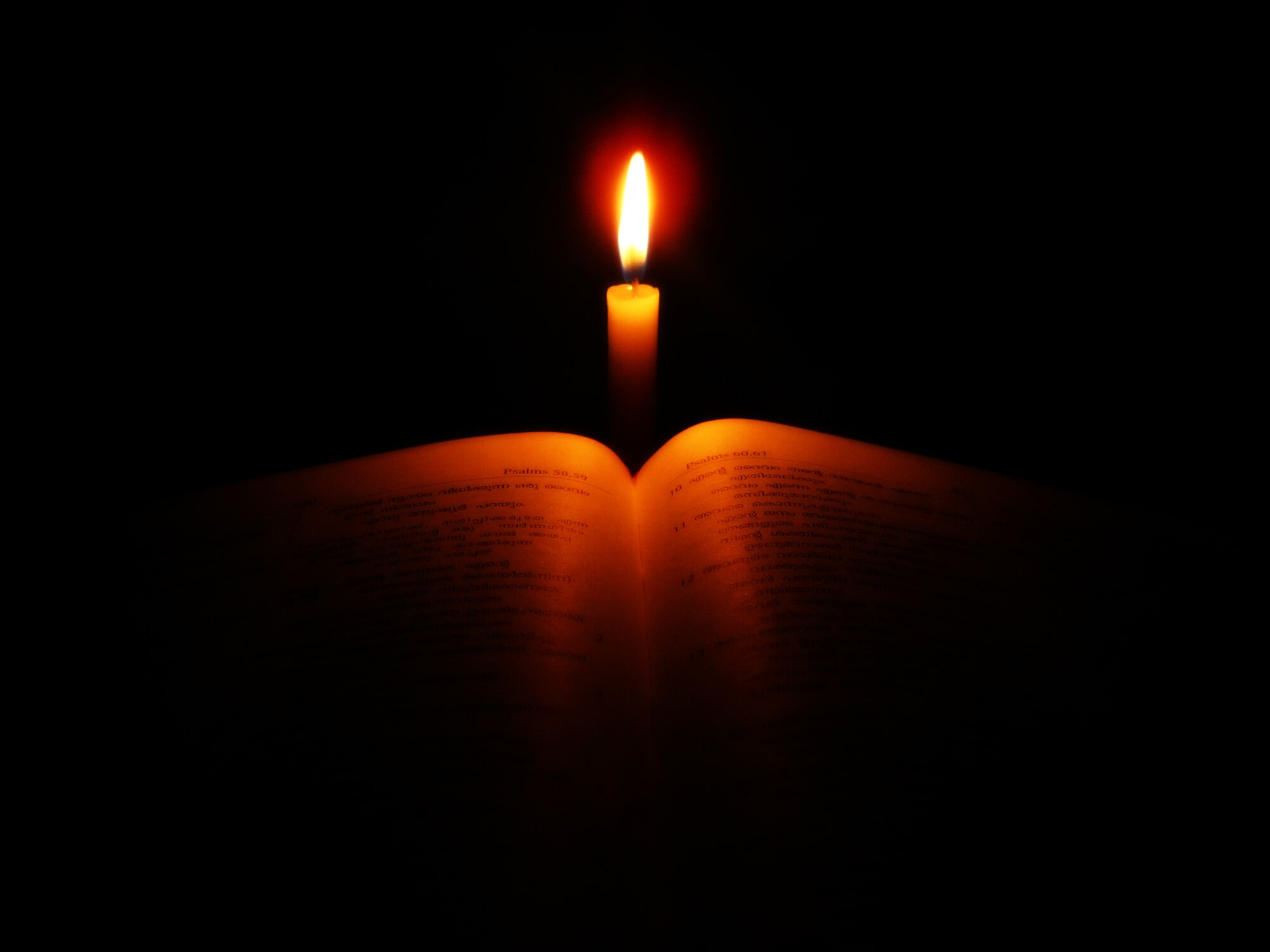 Biblia_swieca Źródło: Vishnu gs, licencja: CC BY-SA 3.0.