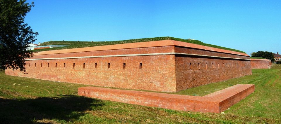 Jeden z bastionów twierdzy zamojskiej (wyremontowany w 2010 r.) Jeden z bastionów twierdzy zamojskiej (wyremontowany w 2010 r.) Źródło: MaKa, Wikimedia Commons, licencja: CC BY-SA 2.5.