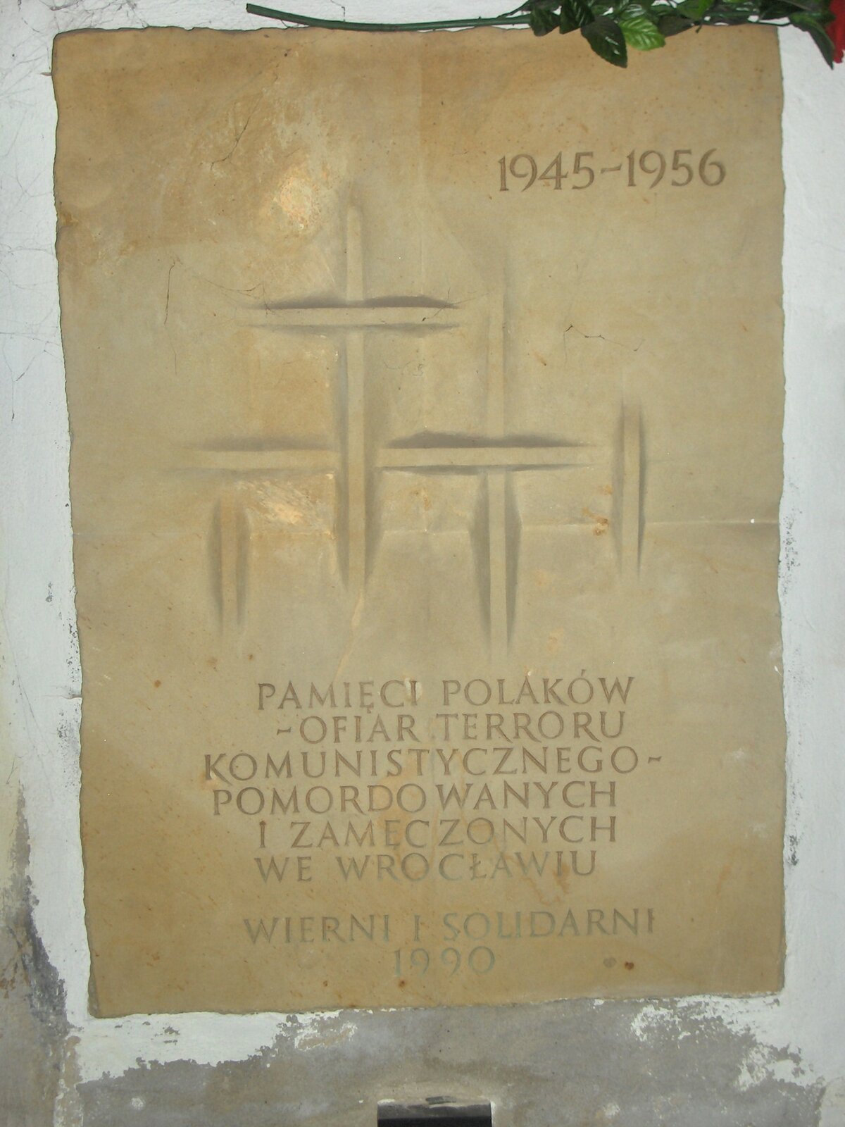 Tablica pamiątkowa w bazylice św. Elżbiety we Wrocławiu, poświęcona ofiarom terroru komunistycznego w latach 1945-1956 we Wrocławiu Źródło: Poznaniak1975, Tablica pamiątkowa w bazylice św. Elżbiety we Wrocławiu, poświęcona ofiarom terroru komunistycznego w latach 1945-1956 we Wrocławiu, Fotografia, licencja: CC BY-SA 3.0.