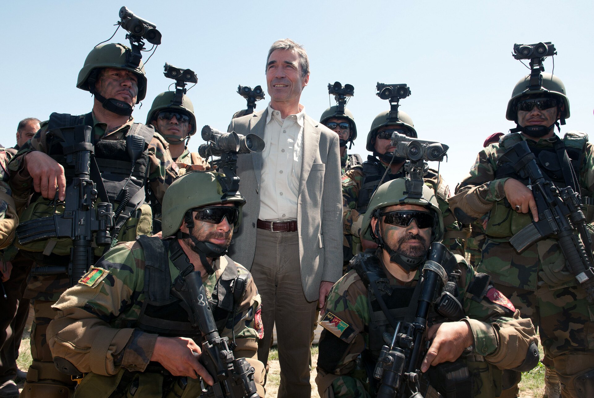 Andres F. Rasmussen, sekretarz genaeralny NATO w latach 2009-2014, wśród żołnierzy sił specjalnych w Afganistanie w 2012 roku