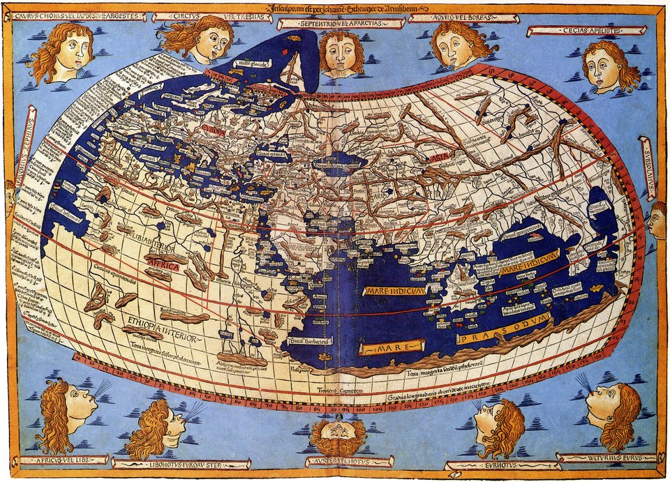 Mapa według pierwowzoru Ptolemeusza Mapa według pierwowzoru Ptolemeusza została przygotowana przez Niemca Johannesa von Armssheim w 1482 roku. Europa jest na niej proporcjonalnie większa niż w rzeczywistości. Ocean Atlantycki jest bardzo mały. Autor nie znał jeszcze odkryć Portugalczyków, którzy starali się utrzymywać je w tajemnicy. Ludzie nie zdawali sobie wtedy też sprawy z istnienia Pacyfiku. Źródło: Johannesa von Armssheim, Mapa według pierwowzoru Ptolemeusza, 1482, domena publiczna.