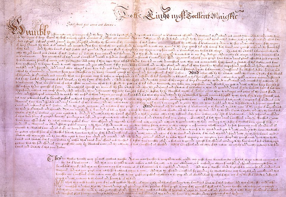 Akt „Petycja o prawo” (Petition of Right) wydany w 1628 r., ratyfikowany przez obie izby parlamentu oraz podpisany przez króla. Stanowi on jeden z tzw. dokumentów konstytucyjnych, określających podstawy prawne Anglii. Zawiera on szereg praw, które precyzowały zakres władzy królewskiej, zakazując m.in.: nakładania nowych podatków bez zgody parlamentu, potwierdzając postanowienia wcześniejszego przywileju „magna carta” zakazujące więzienia bez wyroku, ograniczając dowolny nakaz kwaterunku dla wojska i związanych z tym nadużyć. Wobec potrzeb finansowych związanych z chęcią pomocy dla oblężonego La Rochelle i opozycji parlamentu wobec tych poczynań oraz obawiając się ataku na swojego faworyta George’a Villersa księcia Buckingham, król zgodził się na petycję. W euforii związanej ze zgodą parlament uchwalił podatki, ale późniejsze obrady ponownie zaktywizowały opozycję, co doprowadziło do rozwiązania parlamentu. Akt „Petycja o prawo” (Petition of Right) wydany w 1628 r., ratyfikowany przez obie izby parlamentu oraz podpisany przez króla. Stanowi on jeden z tzw. dokumentów konstytucyjnych, określających podstawy prawne Anglii. Zawiera on szereg praw, które precyzowały zakres władzy królewskiej, zakazując m.in.: nakładania nowych podatków bez zgody parlamentu, potwierdzając postanowienia wcześniejszego przywileju „magna carta” zakazujące więzienia bez wyroku, ograniczając dowolny nakaz kwaterunku dla wojska i związanych z tym nadużyć. Wobec potrzeb finansowych związanych z chęcią pomocy dla oblężonego La Rochelle i opozycji parlamentu wobec tych poczynań oraz obawiając się ataku na swojego faworyta George’a Villersa księcia Buckingham, król zgodził się na petycję. W euforii związanej ze zgodą parlament uchwalił podatki, ale późniejsze obrady ponownie zaktywizowały opozycję, co doprowadziło do rozwiązania parlamentu. Źródło: Parliament of England, 1628, domena publiczna.