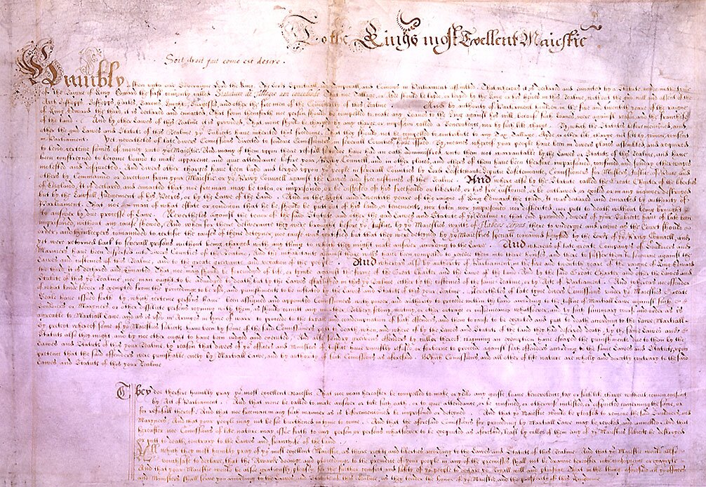 Akt „Petycja o prawo” (Petition of Right) wydany w 1628 r., ratyfikowany przez obie izby parlamentu oraz podpisany przez króla. Stanowi on jeden z tzw. dokumentów konstytucyjnych, określających podstawy prawne Anglii. Zawiera on szereg praw, które precyzowały zakres władzy królewskiej, zakazując m.in.: nakładania nowych podatków bez zgody parlamentu, potwierdzając postanowienia wcześniejszego przywileju „magna carta” zakazujące więzienia bez wyroku, ograniczając dowolny nakaz kwaterunku dla wojska i związanych z tym nadużyć. Wobec potrzeb finansowych związanych z chęcią pomocy dla oblężonego La Rochelle i opozycji parlamentu wobec tych poczynań oraz obawiając się ataku na swojego faworyta George’a Villersa księcia Buckingham, król zgodził się na petycję. W euforii związanej ze zgodą parlament uchwalił podatki, ale późniejsze obrady ponownie zaktywizowały opozycję, co doprowadziło do rozwiązania parlamentu. Akt „Petycja o prawo” (Petition of Right) wydany w 1628 r., ratyfikowany przez obie izby parlamentu oraz podpisany przez króla. Stanowi on jeden z tzw. dokumentów konstytucyjnych, określających podstawy prawne Anglii. Zawiera on szereg praw, które precyzowały zakres władzy królewskiej, zakazując m.in.: nakładania nowych podatków bez zgody parlamentu, potwierdzając postanowienia wcześniejszego przywileju „magna carta” zakazujące więzienia bez wyroku, ograniczając dowolny nakaz kwaterunku dla wojska i związanych z tym nadużyć. Wobec potrzeb finansowych związanych z chęcią pomocy dla oblężonego La Rochelle i opozycji parlamentu wobec tych poczynań oraz obawiając się ataku na swojego faworyta George’a Villersa księcia Buckingham, król zgodził się na petycję. W euforii związanej ze zgodą parlament uchwalił podatki, ale późniejsze obrady ponownie zaktywizowały opozycję, co doprowadziło do rozwiązania parlamentu. Źródło: Parliament of England, 1628, domena publiczna.