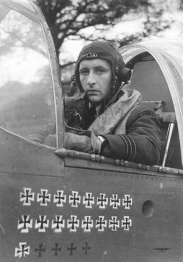 Stanisław Skalski, zdjęcie z czasów II WŚ. Źródło: Stanisław Skalski, zdjęcie z czasów II WŚ., Fotografia, domena publiczna.
