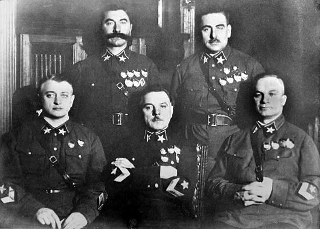 W pierwszym rzędzie od lewej: Michaił Tuchaczewski, Kliment Woroszyłow, Aleksandr Jegorow. W drugim rzędzie od lewej: Siemion Budionny, Wasilij Blücher W pierwszym rzędzie od lewej: Michaił Tuchaczewski, Kliment Woroszyłow, Aleksandr Jegorow. W drugim rzędzie od lewej: Siemion Budionny, Wasilij Blücher Źródło: domena publiczna.