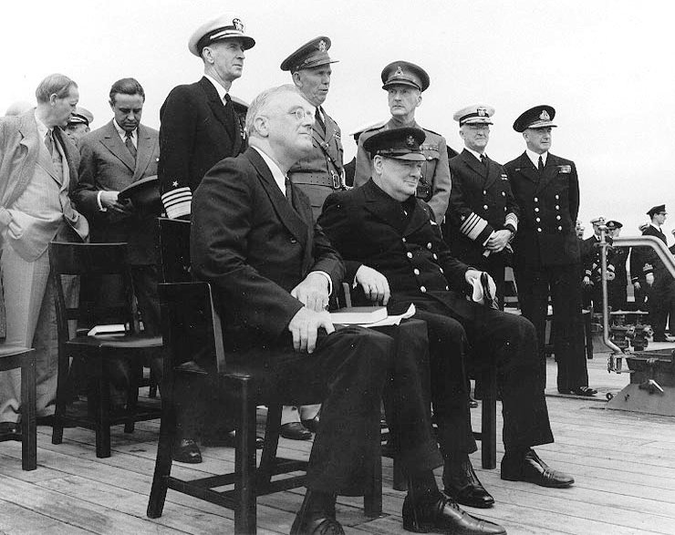Prezydent USA Franklin D. Roosevelt i premier Wielkiej Brytanii Winston Churchill podczas spotkania na pancerniku Prince of Wales, gdzie podpisano Kartę Atlantycką Prezydent USA Franklin D. Roosevelt i premier Wielkiej Brytanii Winston Churchill podczas spotkania na pancerniku Prince of Wales, gdzie podpisano Kartę Atlantycką Źródło: US Navy, Centrum Historyczne Marynarki Wojennej USA, domena publiczna.