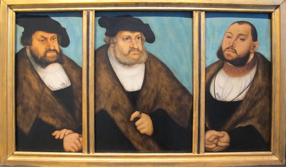 Elektorzy sascy – protektorzy luteranizmu – w środku Fryderyk Mądry (1486-1525), po lewej Jan Stały (1525-1532), po prawej Jan Fryderyk Wspaniałomyślny (1532-1547) Elektorzy sascy – protektorzy luteranizmu – w środku Fryderyk Mądry (1486-1525), po lewej Jan Stały (1525-1532), po prawej Jan Fryderyk Wspaniałomyślny (1532-1547) Źródło: sailko , Lucas Cranach Starszy, ok. 1532, malarstwo na buku, Germanisches Nationalmuseum, licencja: CC BY-SA 3.0.