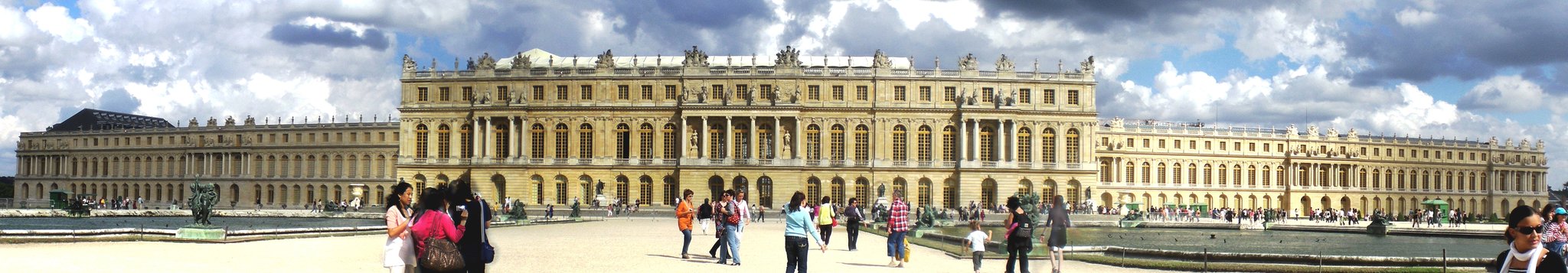 Fasada ogrodowa pałacu królewskiego w Wersalu. Fasada ogrodowa pałacu królewskiego w Wersalu. Źródło: Samuli Suomi, Wikimedia Commons, licencja: CC BY-SA 3.0.