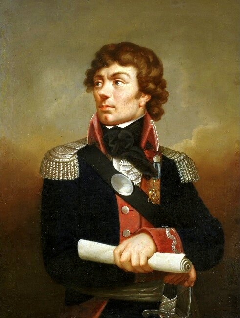 Józef Kościuszko Portret Kościuszki z widocznym odznaczeniem "Towarzystwa Cyncynatów" (Society of the Cincinnati), Obraz namalowany przez Karla Gottlieba Schweikarta (1772-1855), obecnie w Muzeum Narodowym w Warszawie. Towarzystwo Cyncynatów powstało w 1783 r., i skupiało kombatantów wojny o niepodległość Stanów Zjednoczonych. Działa ono do dzisiaj, a Kościuszko był jednym z nielicznych obcokrajowców uhonorowanych tym wysokim odznaczeniem. Źródło: Karl Gottlieb Schweikart, Józef Kościuszko, 1802, Olej na płótnie, Muzeum Narodowe w Warszawie, domena publiczna.