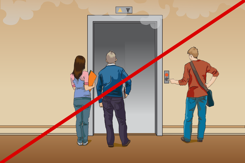 Ilustracja przedstawia sytuację, w której uczniowie stoją przed drzwiami windy chcąc z niej skorzystać. Widoczny jest też dym unoszący się pod sufitem. Rysunek jest przekreślony czerwoną kreską na znak, że w tej sytuacji jest to postępowanie niedopuszczalne. W trakcie ewakuacji nie należy korzystać z wind.
