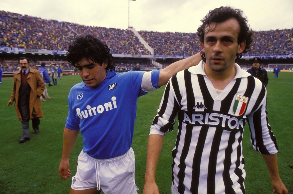 Diego Maradona i Michel Platini (po prawej) po meczu Napoli z Juventusem Diego Maradona i Michel Platini (po prawej) po meczu Napoli z Juventusem Źródło: domena publiczna.