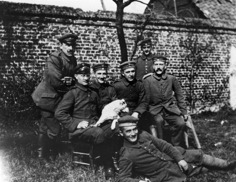 Grupa żołnierzy Bawarskiego Pułku Piechoty, w którym służył Hitler Grupa żołnierzy Bawarskiego Pułku Piechoty, w którym służył Hitler Źródło: domena publiczna.