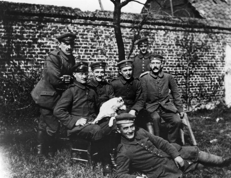 Grupa żołnierzy Bawarskiego Pułku Piechoty, w którym służył Hitler Grupa żołnierzy Bawarskiego Pułku Piechoty, w którym służył Hitler Źródło: domena publiczna.