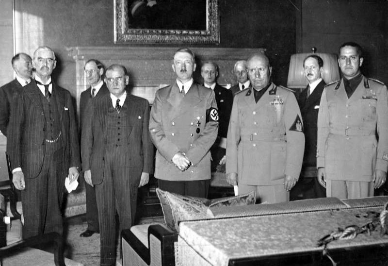 Neville Chamberlain, Édouard Daladier, Adolf Hitler i Benito Mussolini – sygnatariusze układu monachijskiego Neville Chamberlain, Édouard Daladier, Adolf Hitler i Benito Mussolini – sygnatariusze układu monachijskiego Źródło: Bundesarchiv Bild 183-R69173, licencja: CC BY-SA 3.0.