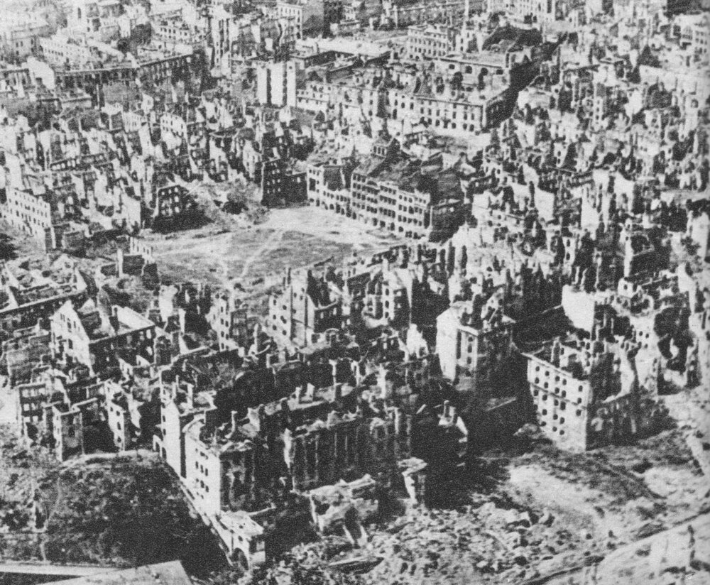 Zniszczona Warszawa, styczeń 1945 Źródło: M. Swierczynski, Zniszczona Warszawa, styczeń 1945, domena publiczna.