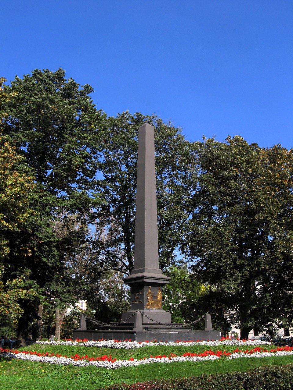 Pomnik Unii Lubelskiej na Placu Litewskim w Lublinie; przed renowacją. Pomnik Unii Lubelskiej ustawiony w 1826 r. Inicjatywa wystawienia monumentu wyszła od Stanisława Staszica; zrealizowano ją w miejscu obelisku wystawionego jeszcze przez Zygmunta Augusta. Obelisk uległ destrukcji jeszcze na przełomie XVIII i XIX w. Źródło: Szater, Pomnik Unii Lubelskiej na Placu Litewskim w Lublinie; przed renowacją., 2007, fotografia, domena publiczna.