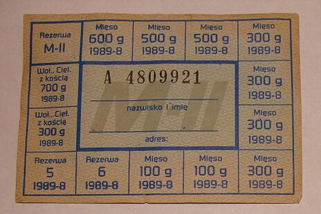 Osobne kartki obowiązywały na zakup mięsa. Osobne kartki obowiązywały na zakup mięsa. Źródło: Przemysław Sakrajda, Wikimedia Commons, licencja: CC BY-SA 3.0.