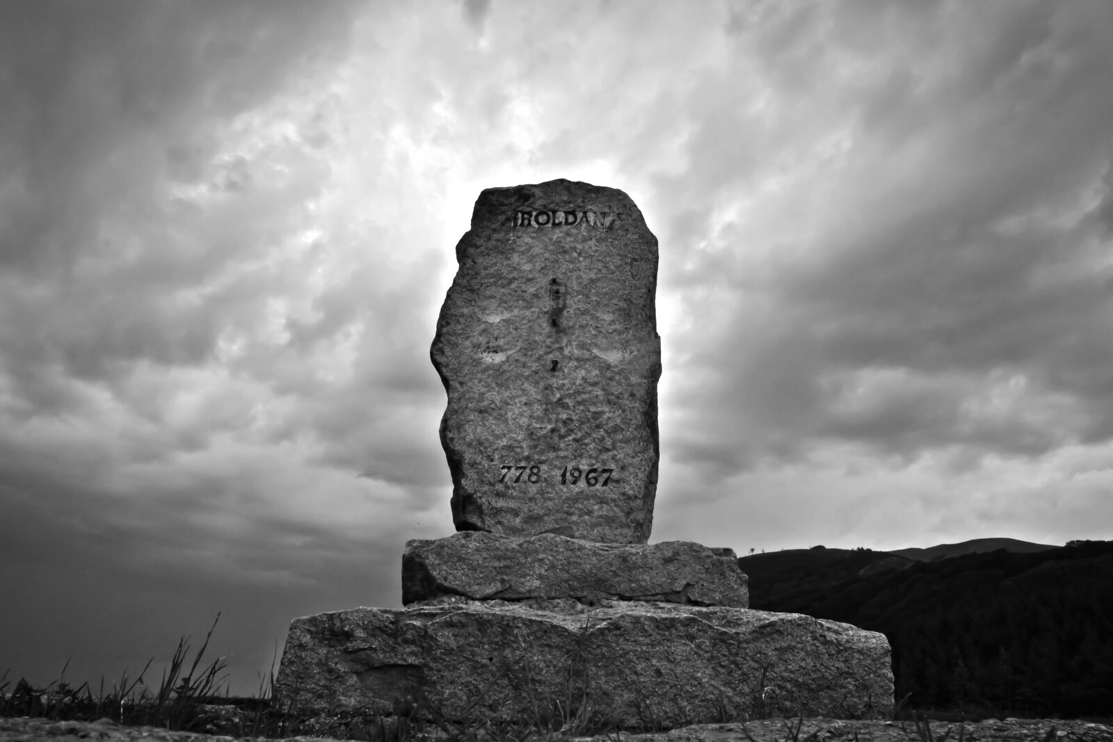 Przełęcz Roncevaux Pomnik upamiętniający bitwę stoczoną tu 15 sierpnia 778 roku Źródło: Euskalduna, Przełęcz Roncevaux, fotografia barwna, licencja: CC BY-SA 3.0.