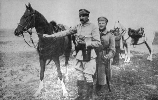 Józef Piłsudski z Kasztanką Józef Piłsudski z Kasztanką Źródło: domena publiczna.