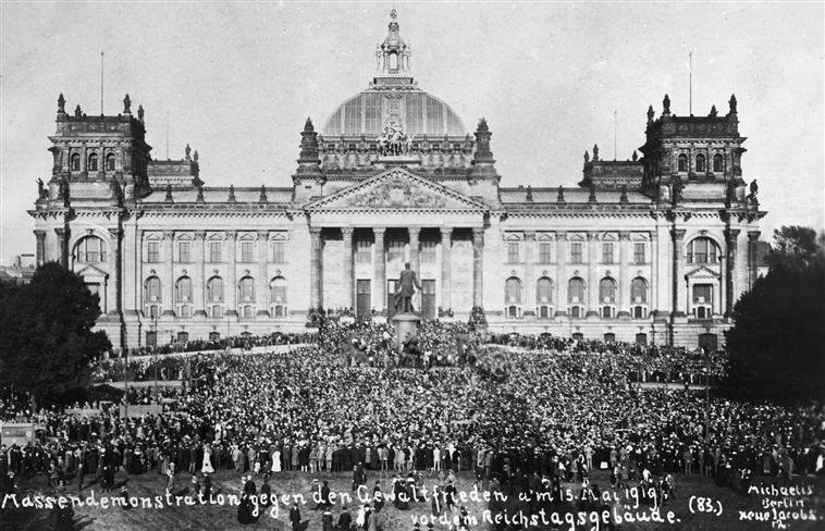 Demonstracja przed budynkiem Reichstagu przeciwko podpisaniu traktatu wersalskiego Demonstracja przed budynkiem Reichstagu przeciwko podpisaniu traktatu wersalskiego Źródło: domena publiczna.