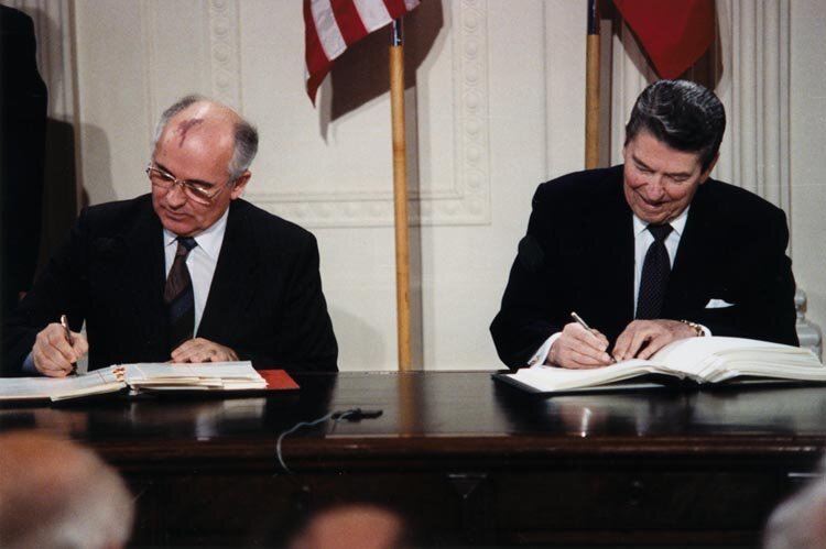 Michaił Gorbaczow i Ronald Reagan Źródło: White House Photographic Office, Michaił Gorbaczow i Ronald Reagan , Fotografia, The Ronald Reagan Library, domena publiczna.