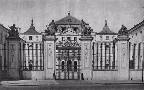 Pałac Brühla (Pałac Sandomierski) w Warszawie Pałac Brühla (Pałac Sandomierski) w Warszawie Źródło: przed 1939, domena publiczna.