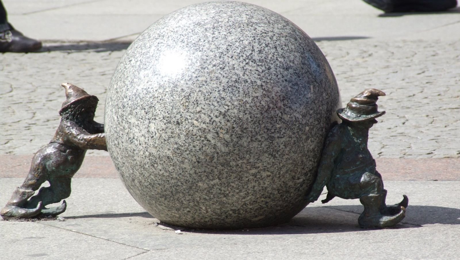 Wrocławskie krasnale Syzyfki Wrocławskie krasnale Syzyfki Źródło: domena publiczna.