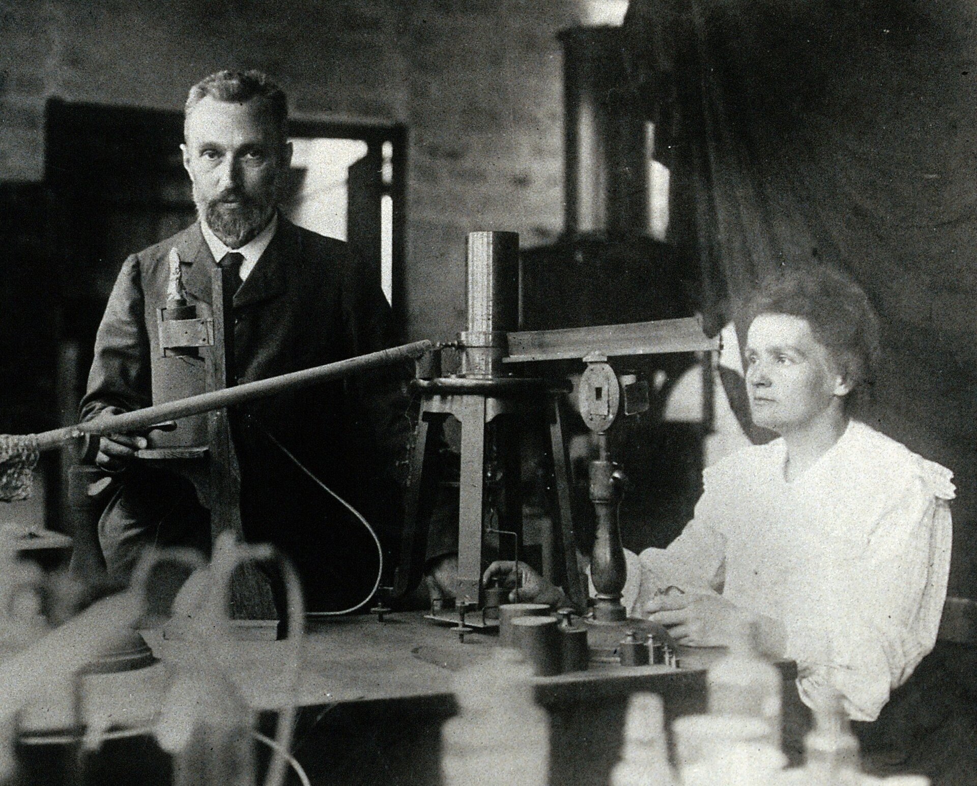Maria i Piotr Curie w laboratorium Źródło: Maria i Piotr Curie w laboratorium, 1904, domena publiczna.