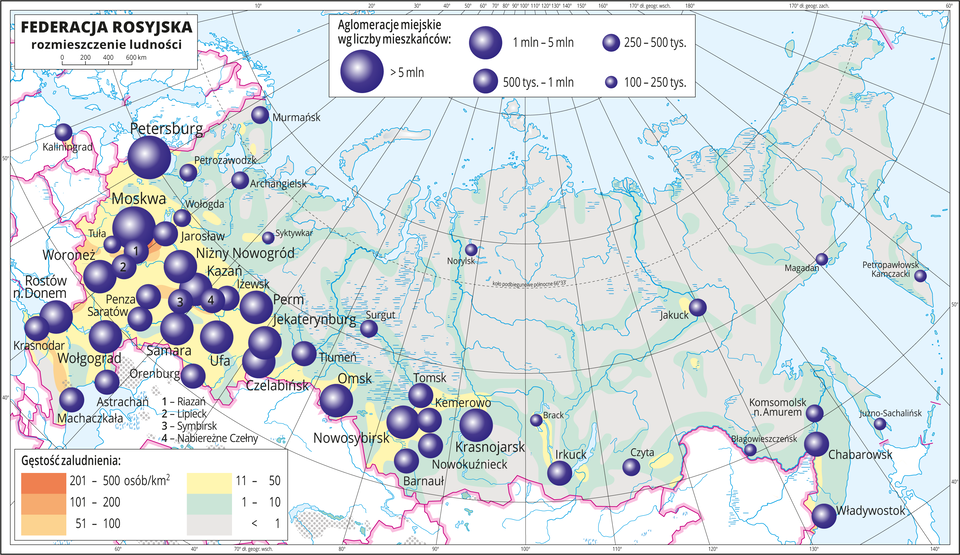 Ilustracja przedstawia mapę Federacji Rosyjskiej. Na mapie przedstawiono rozmieszczenie ludności. Szarym kolorem przedstawiono obszary, na których gęstość zaludnienia wynosi poniżej jednej osoby na kilometr kwadratowy (centrum kraju, północ i wschód). Kolorem zielonym oznaczono obszary, na których gęstość zaludnienia wynosi od jednej do dziesięciu osób na kilometr kwadratowy (głównie w dolinach rzek). Kolor żółty obrazuje gęstość od jedenastu do pięćdziesięciu osób na kilometr kwadratowy i występuje na zachodzie i południu kraju. Tam tez są nieliczne obszary przedstawione kolorem pomarańczowym oznaczającym dużą gęstość zaludnienia – powyżej pięćdziesięciu osób na kilometr kwadratowy. Na mapie różnej wielkości sygnatury (koła) obrazujące aglomeracje miejskie wg liczby mieszkańców: bardzo duże: Petersburg, Moskwa – powyżej pięciu milionów, duże: Jekaterynburg, Krasnojarsk, Nowosybirsk, Niżny Nowogród, Wołgograd, Rostów nad. Donem, Samara, Czelabińsk, Woroneż – od jednego miliona do pięciu milionów mieszkańców. Kilkadziesiąt mniejszych sygnatur poniżej pięciuset tysięcy mieszkańców. Przewaga dużych miast w zachodniej części kraju, tam, gdzie jest żółte tło. Mapa zawiera południki i równoleżniki, dookoła mapy w białej ramce opisano współrzędne geograficzne co dziesięć stopni.