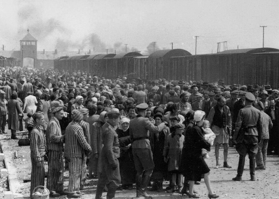 Rozładowywanie transportu i selekcja przybyłych do Auschwitz, domena publiczna