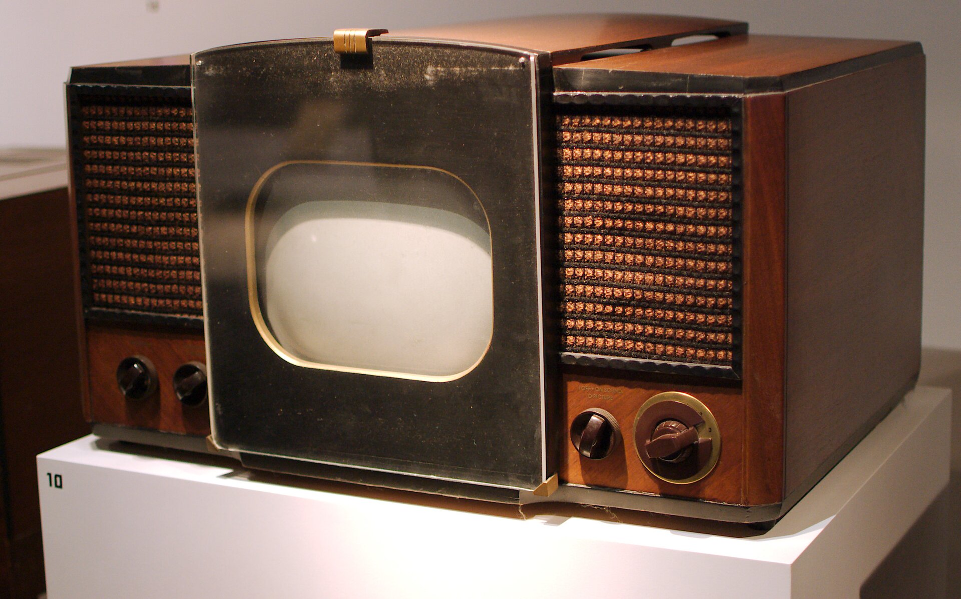 Jeden z pierwszych masowo produkowany telewizorów, sprzedawany w 1946 i 1947 roku. Źródło: Fletcher6, Jeden z pierwszych masowo produkowany telewizorów, sprzedawany w 1946 i 1947 roku., licencja: CC BY-SA 3.0.