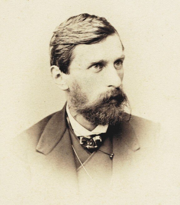 Adam Asnyk Adam Asnyk Źródło: ok. 1863, fotografia, domena publiczna.