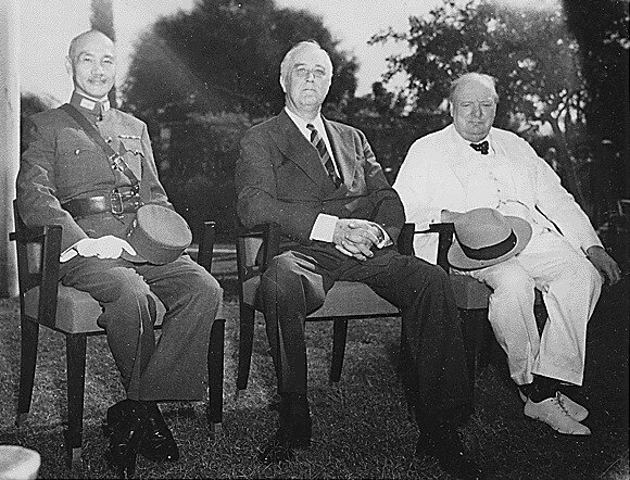 Konferencja w Kairze Od lewej: Czang Kaj-szek, Franklin D. Roosevelt, Winston Churchill Źródło: Konferencja w Kairze, Archiwum Narodowe USA, domena publiczna.