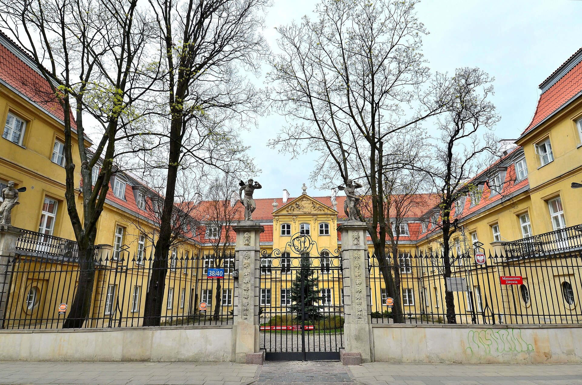 Pałac Pod Czterema Wiatrami (także pałac Teppera-Dückerta) przy ul. Długiej 38/40. Źródło: Adrian Grycuk, Wikimedia Commons, licencja: CC BY-SA 3.0.