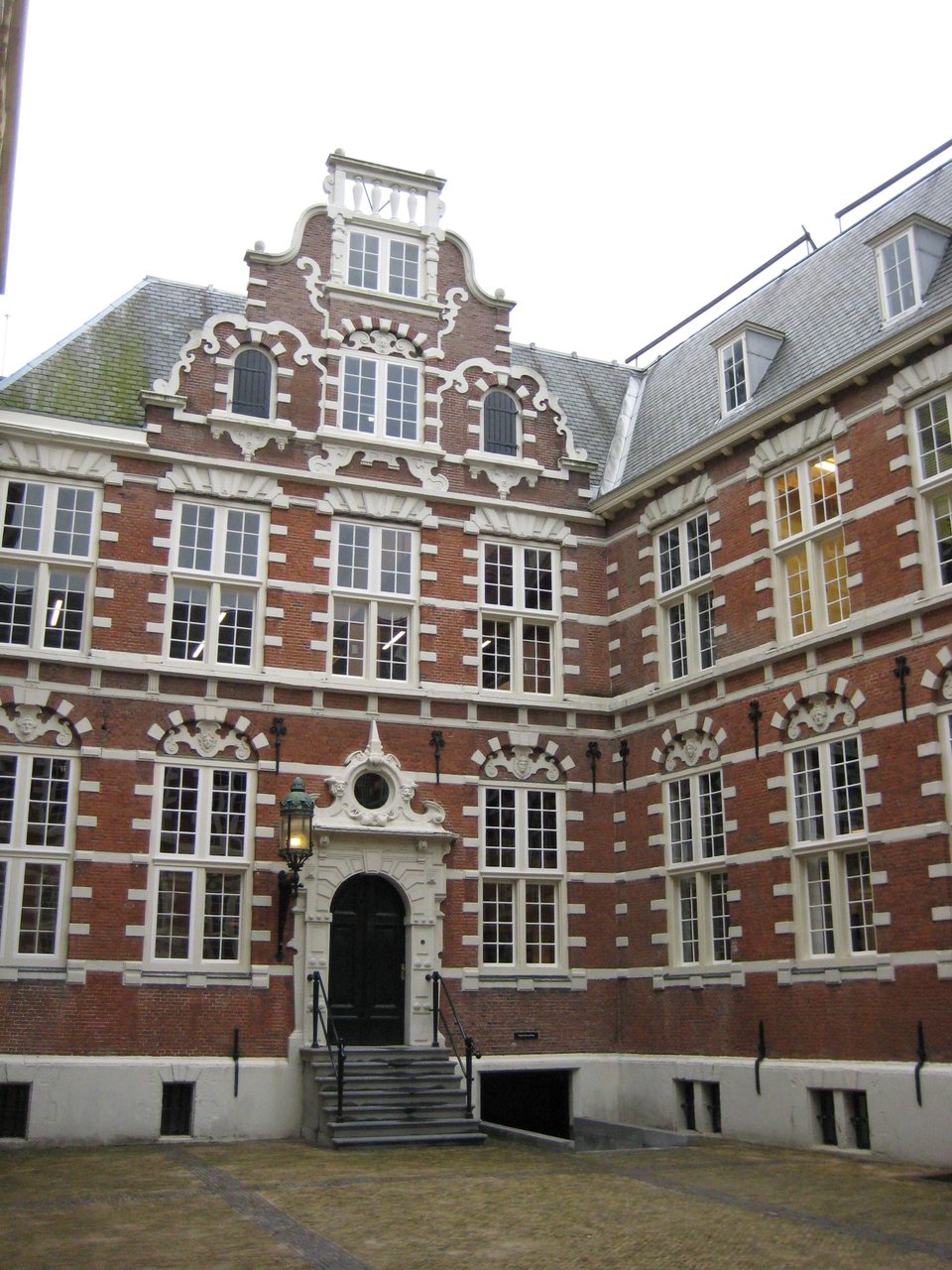 Gmach Kampanii wschodnich Indii w Amsterdamie Gmach Kampanii wschodnich Indii w Amsterdamie Źródło: Iijjccoo, Wikimedia Commons, licencja: CC BY-SA 3.0.
