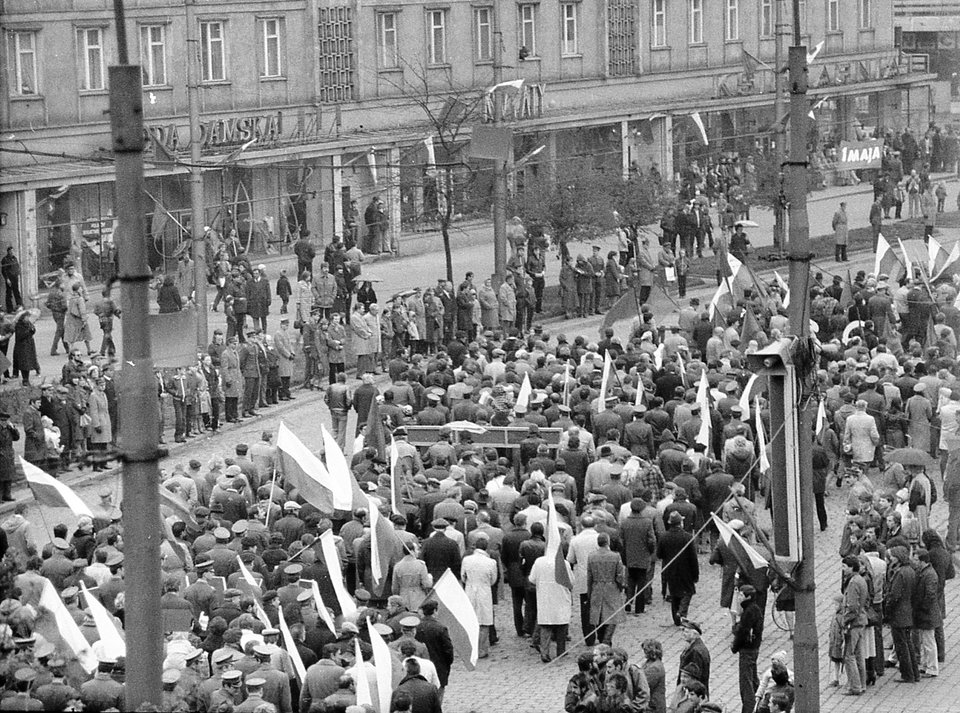 Pochód pierwszomajowy we Wrocławiu Źródło: Pochód pierwszomajowy we Wrocławiu, domena publiczna.