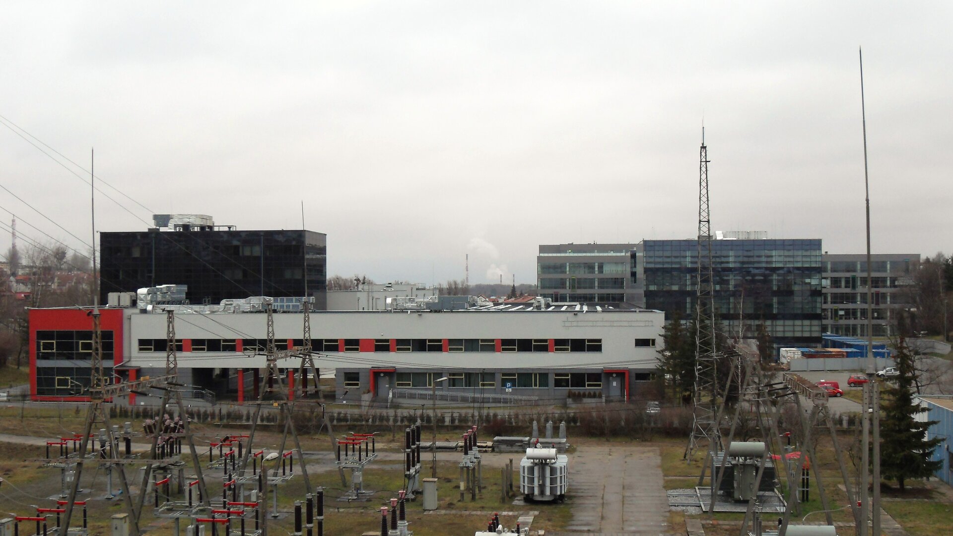 Na zdjęciu nowoczesna zabudowa naukowa i produkcyjna. Budynki biurowe i infrastruktura energetyczna.