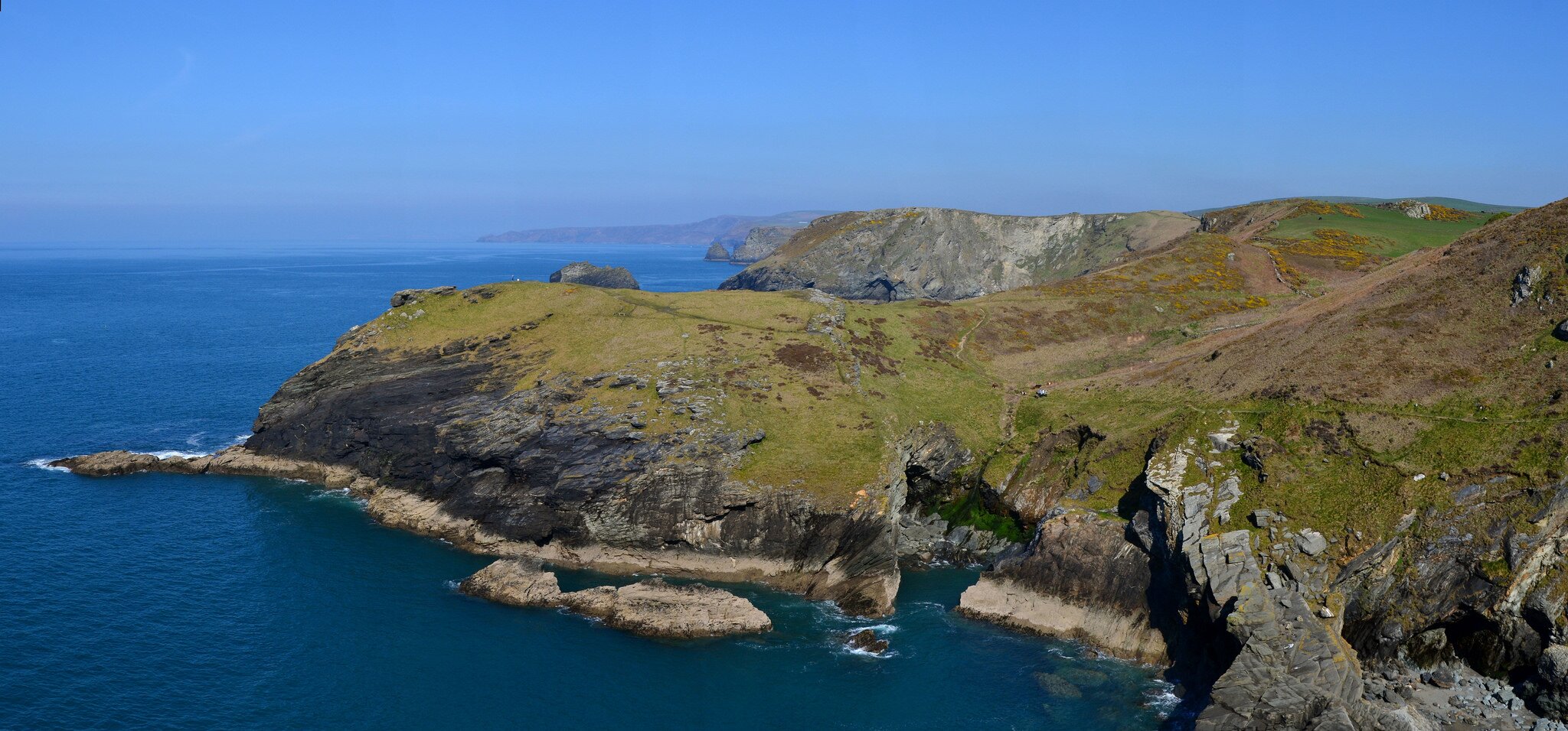 Tintagel Tintagel – miejscowość na zachodnim wybrzeżu Kornwalii. W pobliżu tego miejsca miało dojść do walki Artura z Mordredem. Źródło: Robert Pittman, Tintagel, fotografia barwna, licencja: CC BY-ND 2.0.