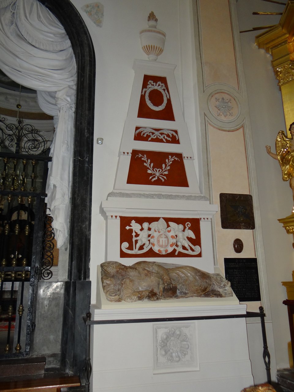 Nagrobek Jakuba Uchańskiego w kolegiacie w Łowiczu. Nagrobek Jakuba Uchańskiego w kolegiacie w Łowiczu. Źródło: Jolanta Dyr, Wikimedia Commons, licencja: CC BY-SA 3.0.